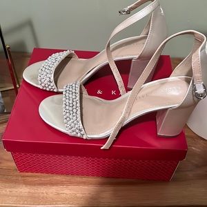 White pearled heels size 9, perfect wedding shoe!